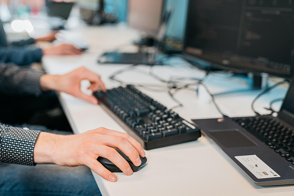 a person using a mouse